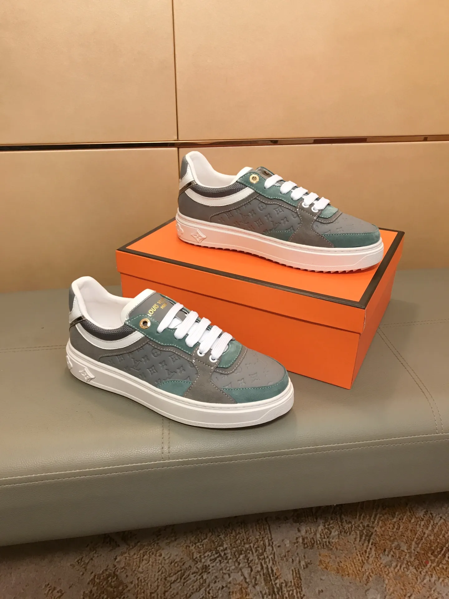Ex-factory price 400 🔥🔥 New model on the market [LV Louis Vuitton] The latest high-quality men's casual shoes, European and American trends 🔰 Perfectly blend noble quality and fashionable texture 💋💋 The upper is made of imported cowhide + brand embossing, sheepskin lining, the overall fashion personality is set off to set off your uniqueness! Classic style, cool and stylish trendy male image🌹 38-44👣